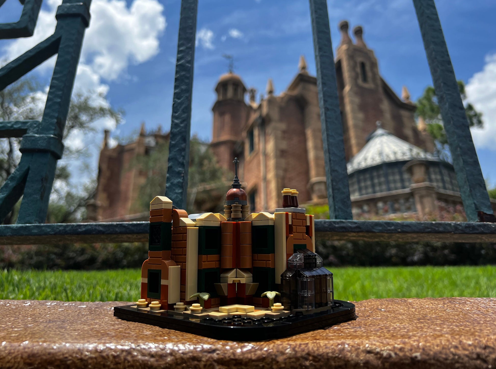 The Haunted Mansion | Walt Disney World Building Block LEGO Model Kit